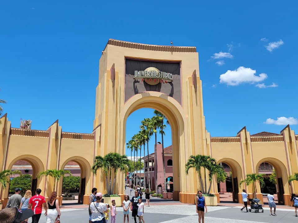 the entrance to Universal Studios in Orlando