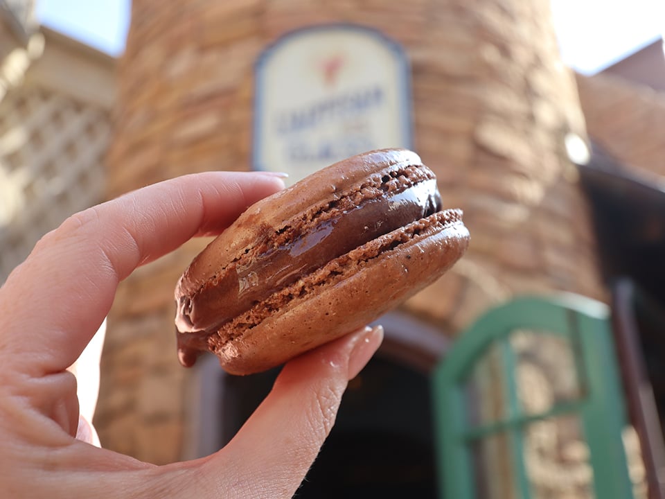 L'Artisan Glaces offers a tasty macaron ice cream sandwich in addition to its 16 flavors of ice cream and sorbet (photo by James Overholt/HeyOrlando.com)