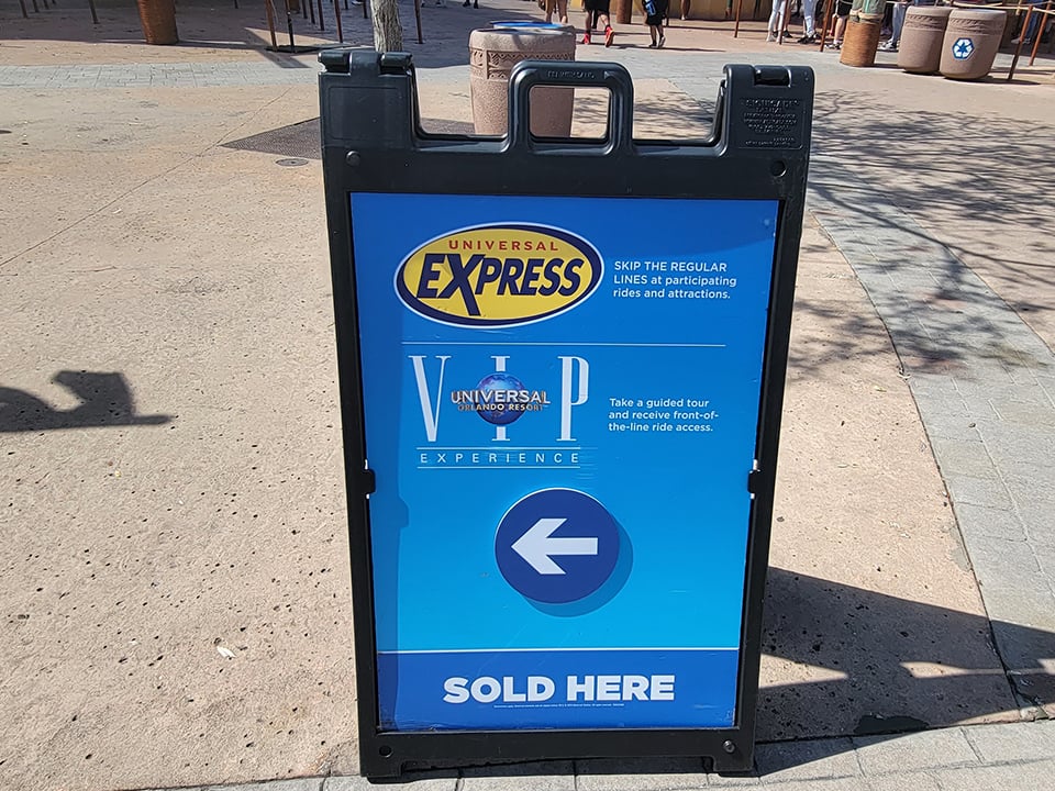 An Express Pass Sign Universal 