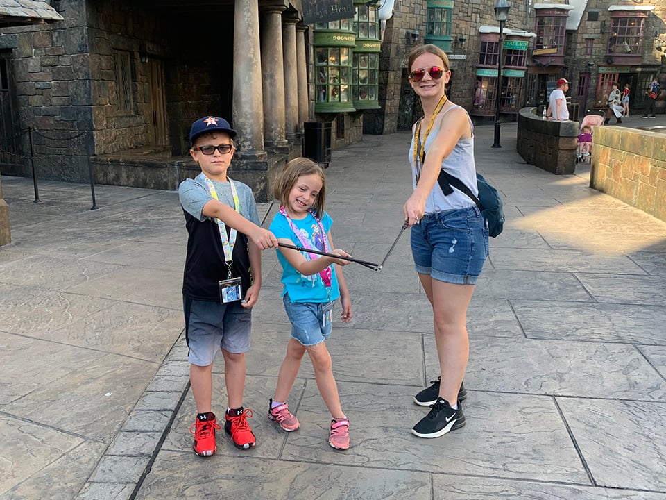 Kids Display Their Wands, Harry Potter, Universal