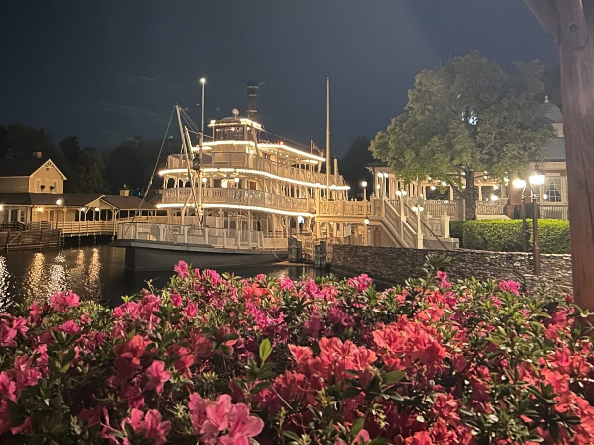 The Liberty Belle Riverboat at night. (© John Gullion/Hey Orlando)
