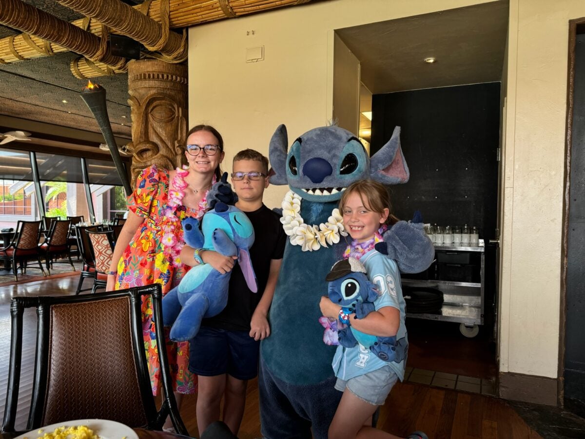 Meeting Stitch at Ohana. (©John Gullion/Hey Orlando).