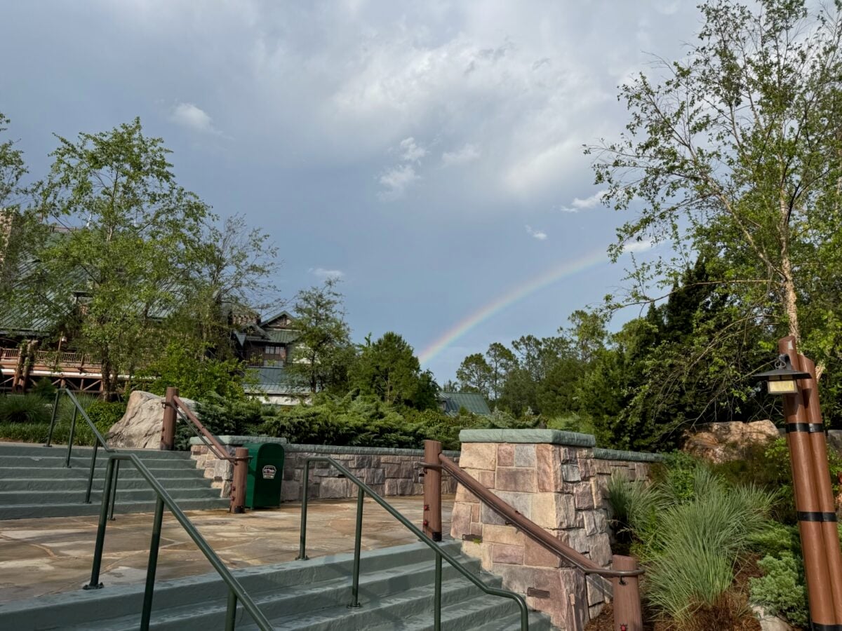 A rainbow behind seen from the steps in front of the parking lot at the Wilderness Lodge Resort. (@John Gullion/Hey Orlando.)