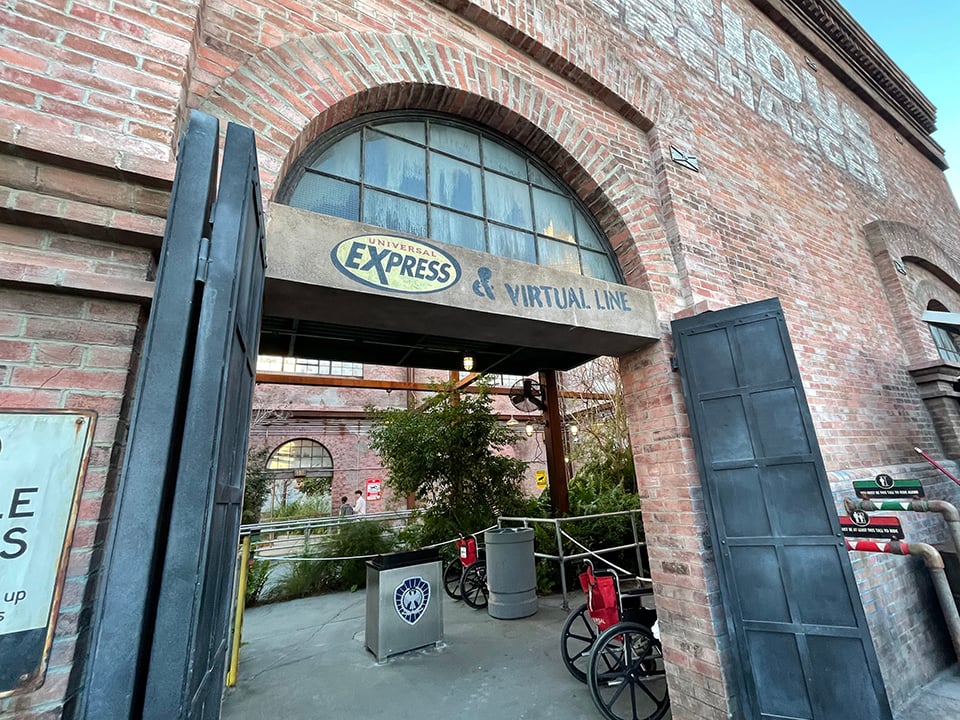 an express pass line at universal studios in orlando 