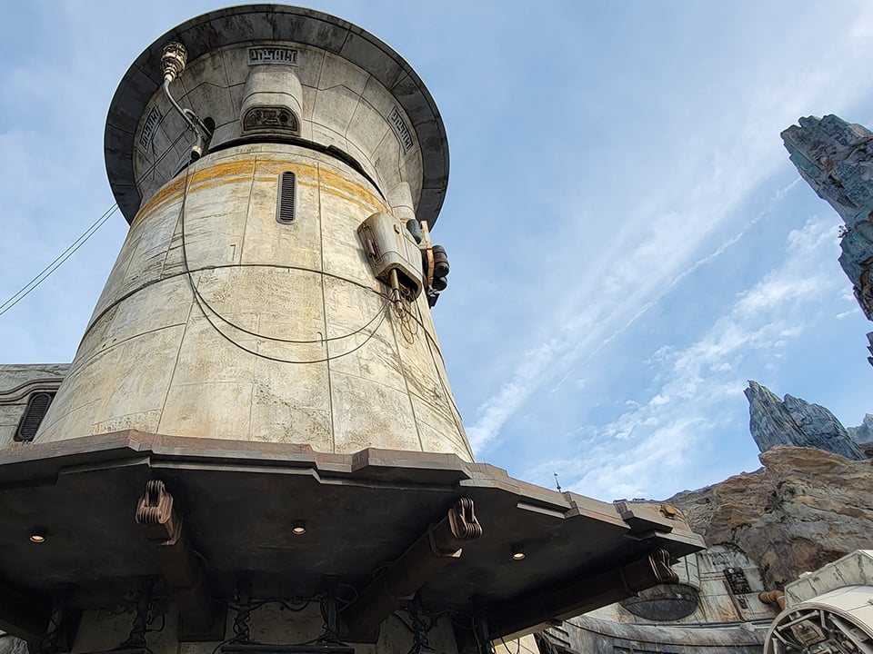 ride entrance to smugglers run at disney