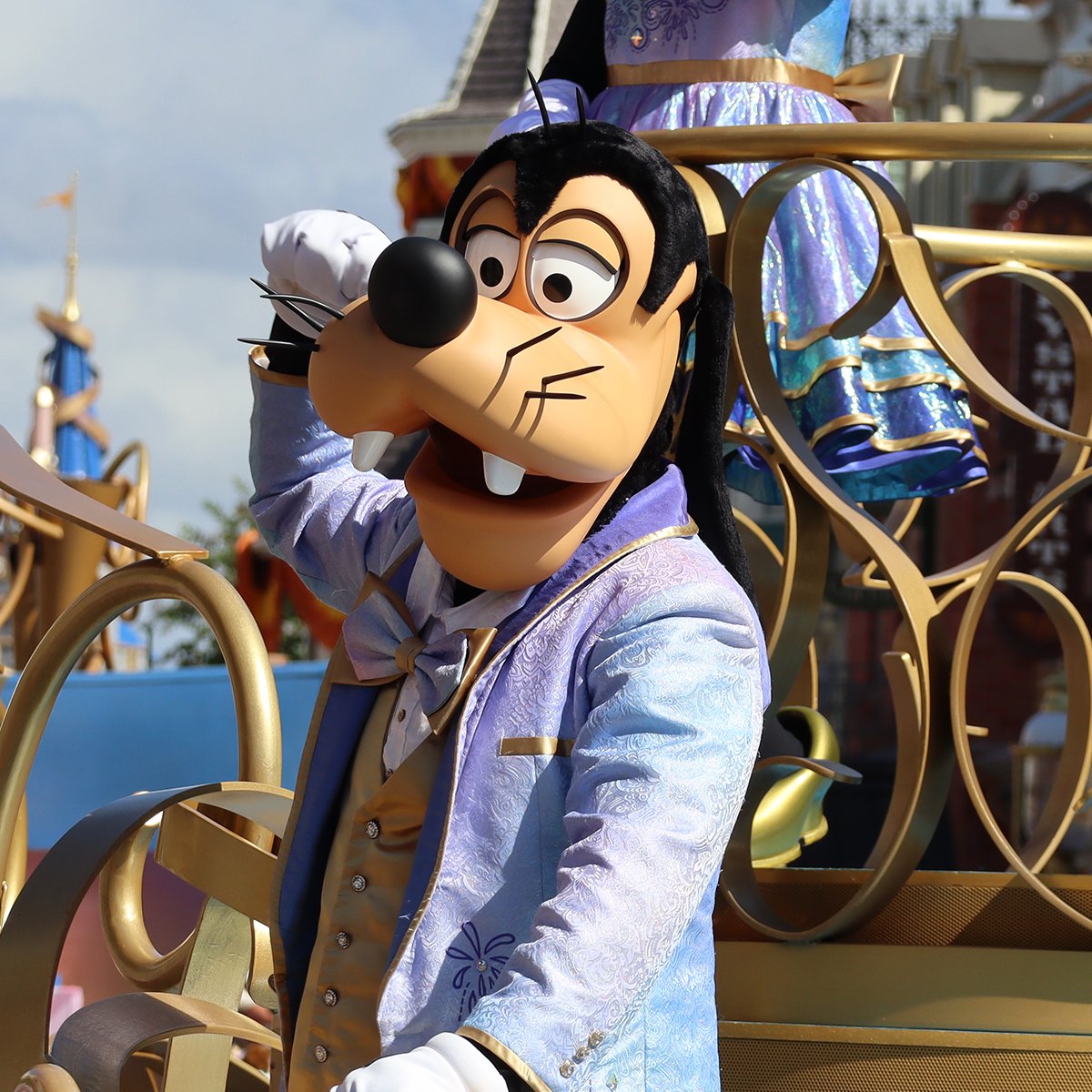 goofy in a parade at magic kingdom